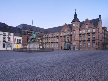 Almanya 'nın eski Düsseldorf kasabasındaki belediye binası. Johann Wilhelm 'in heykelinin olduğu merkez meydan şafakta..