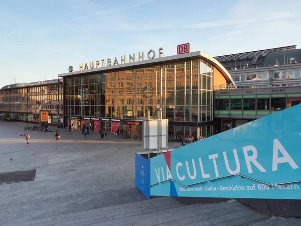 Köln, Almanya - 13 Şubat 2022: Köln ana tren istasyonunun manzarası