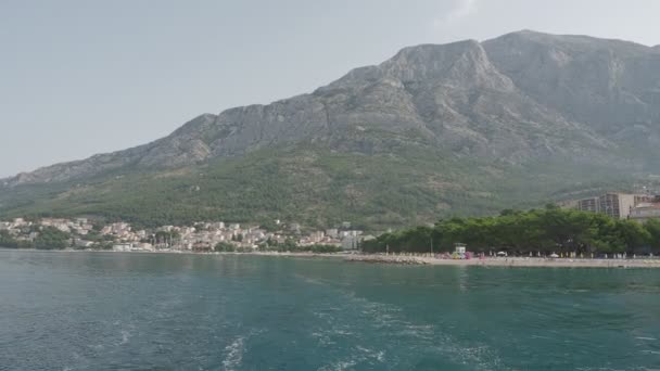 Kilátás Egy Vitorlás Hajó Tengerparti Üdülőhely Baska Voda Horvátországban Biokovo — Stock videók
