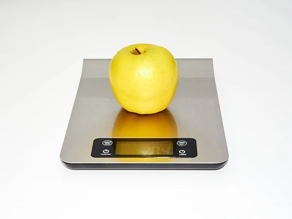 キッチンの規模に水が落ちる黄色の新鮮なリンゴ — ストック写真