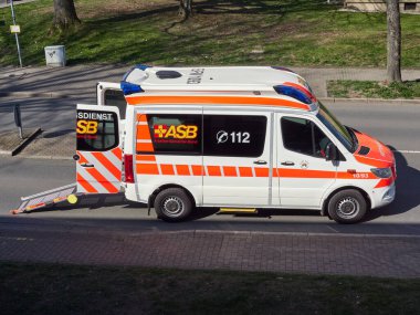Heiligenhaus, Almanya - 23 Mart 2022: Alman ASB şirketinin tipik ambulansı sokağa park edildi. Ambulans hastayı almaya hazır..