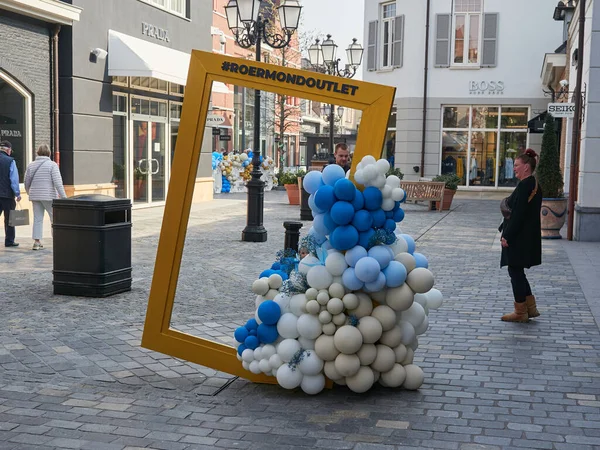 Roermond, Hollanda, 25 Mart 2022 - Tasarımcı Roermond müşterileri için renkli balonlarla süslenmiş büyük ahşap fotoğraf çerçevesi.