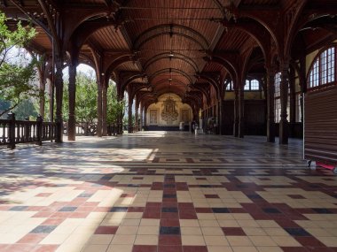 Szczawno-Zdroj, Polonya - 13 Nisan 2022: Yürüme salonu olan maden suyu pompa odasının tarihi binası. Yürüme salonunun içi çok güzel bir zemin..