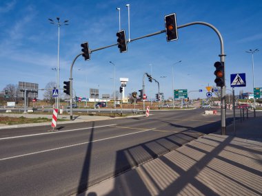 Walbrzych, Polonya - 13 Nisan 2022: Walbrzych şehrinde bir kavşağın yenilenmesi. Yeni bir şehir geçidi inşaatı nedeniyle geçici trafik kuruluşu.