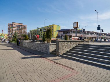Walbrzych, Polonya - 13 Nisan 2022: Ünlü saatli Piaskowa Gora bölgesi merkezi. Buluşma noktası Walbrzych şehri.