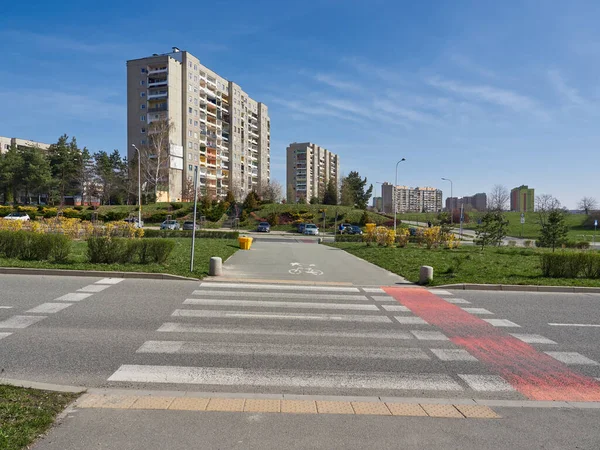 Walbrzych, Polonya - 13 Nisan 2022: Podzamcze Bölgesi Panoraması. Apartman blokları ve yaya geçidi.