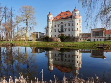 Wojanow, Polonya - 14 Nisan 2022: Wojanow köyündeki tarihi saray. Bugün otel olarak kullanılıyor..