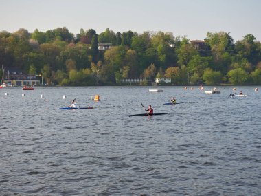 Essen, Almanya - 04 / 23 / 2022: Baldeneysee Gölü üzerindeki Uluslararası Bahar Kanosu Regatta.
