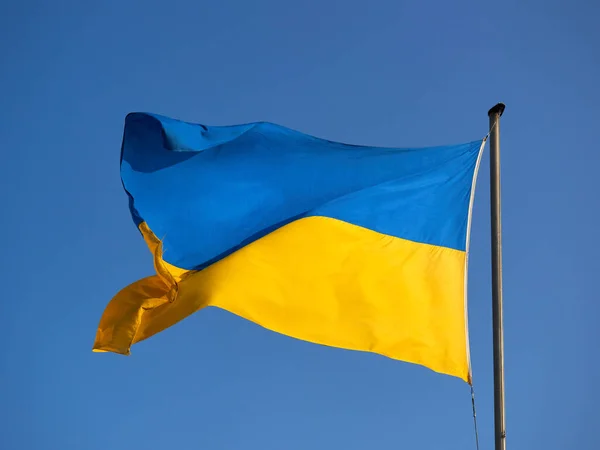 Bandera Ucrania Mástil Una Bandera Ondeando Viento Contra Cielo Azul —  Fotos de Stock