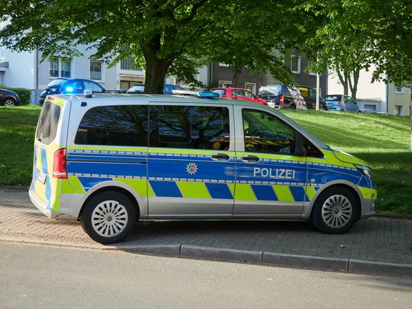 Heiligenhaus Alemanha Abril 2022 Carro Patrulha Polícia Estacionado Calçada Durante — Fotografia de Stock