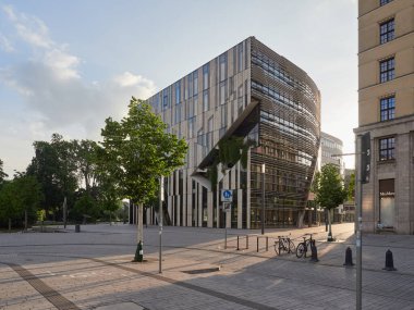 Düsseldorf, Almanya, 22 Mayıs 2022 - Koe Bogen binasına bakan Konigsallee.