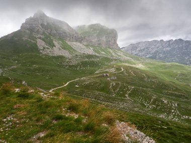 Durmitor dağlarının manzarası bulutlu bir günde. Karadağ 'daki Durmitor Ulusal Parkı.