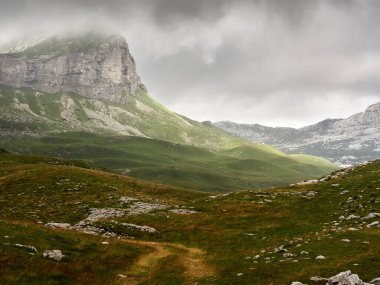 Durmitor dağlarının manzarası bulutlu bir günde. Karadağ 'daki Durmitor Ulusal Parkı.