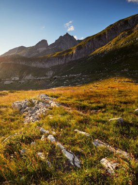 Durmitor dağlarında gün batımı. Karadağ 'daki Ulusal Park' ın dağ manzarası. Dikey görünüm.