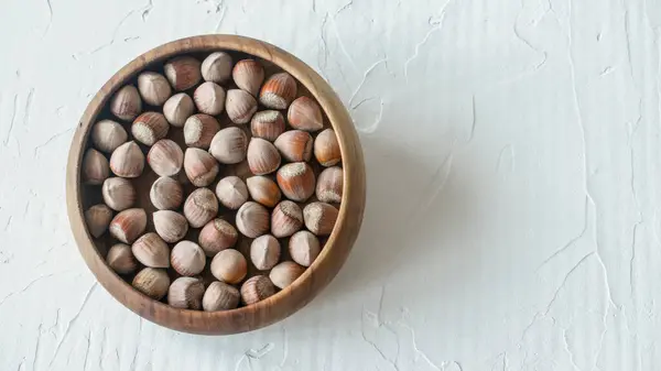Tahta tabakta fındıklar, üst görünüm, kopyalama alanı, ışık teması