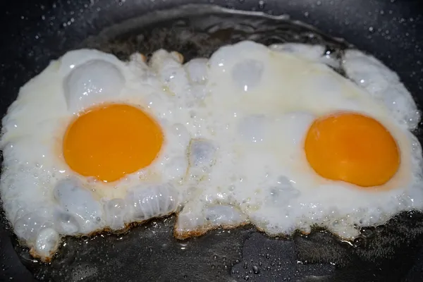 Twee Gebakken Eieren Bakken Pan Voor Een Gezond Ontbijt — Stockfoto