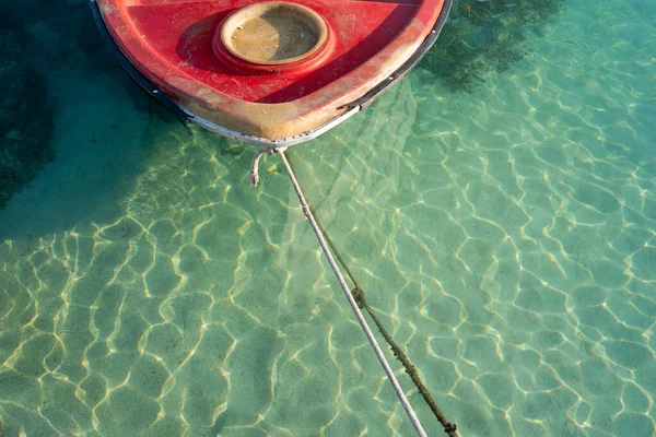 Barca Motore Rossa Corda Acque Cristalline Blu Mare — Foto Stock