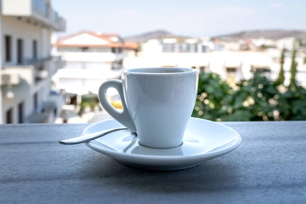 Kasabadaki Bir Balkon Masasında Beyaz Kahve Fincanı — Stok fotoğraf