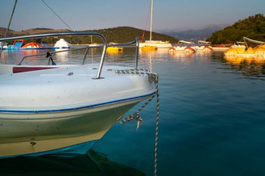 Mavi deniz suyunda beyaz bir teknenin ön tarafında.