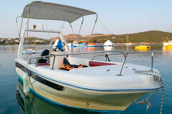 背景にいくつかのペダルボートと水のスライドと青い海の水の中の白いモーターボート — ストック写真