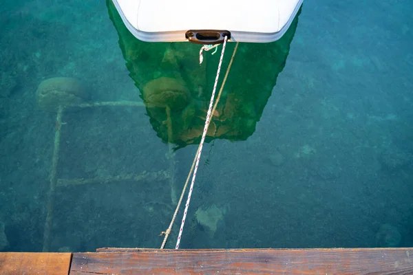 青い海の水に木製の桟橋にタイ船 — ストック写真