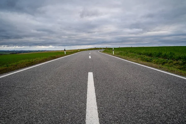 Vista Ángulo Bajo Carretera Con Rayas Líneas Blancas Impresionante Cielo —  Fotos de Stock