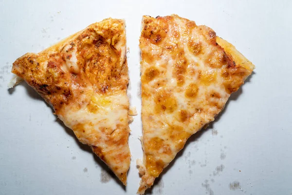 Два Куска Вкусной Пиццы Маргариты Томатным Соусом Сыром Белой Коробке — стоковое фото