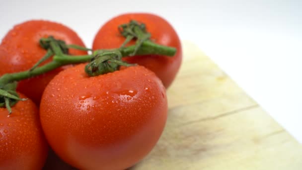 Patelnia Prawej Lewej Stercie Czerwonych Pomidorów Kroplami Wody Leżącymi Drewnianej — Wideo stockowe