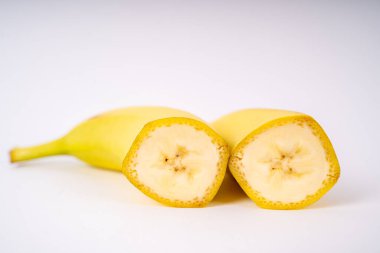 Beyaz arkaplan ile iki muz yarısı