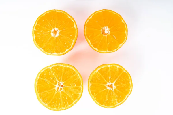 Cuatro Mandarinas Color Naranja Medio Medio Fondo Blanco — Foto de Stock