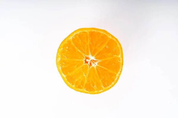 Primer Plano Mandarina Color Naranja Medio Sobre Fondo Blanco — Foto de Stock