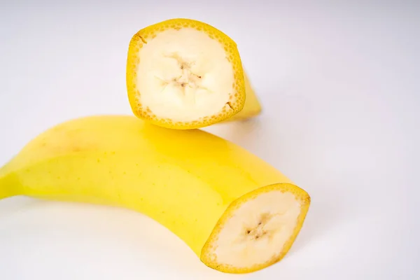 Plátano Amarillo Mitad Encuentra Uno Encima Del Otro Sobre Fondo — Foto de Stock