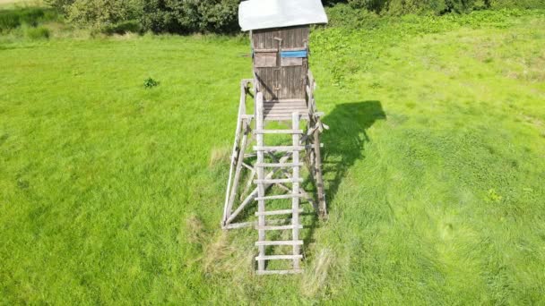 Drone Vista Una Torre Caza Madera Campo — Vídeo de stock