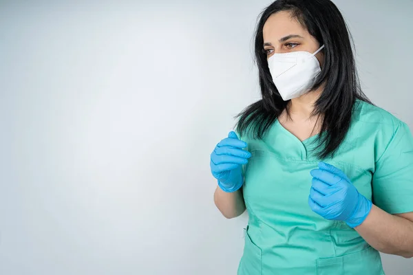Enfermera Con Mascarilla Facial Guantes Medicina Azul Dobla Los Brazos — Foto de Stock