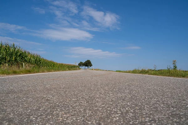 Vista Ángulo Bajo Una Carretera Campo Con Cielo Azul Campos —  Fotos de Stock