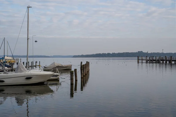 午前中に湖の桟橋で覆われ タイボート — ストック写真