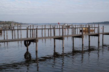 Göl kıyısındaki ahşap iskele Bulutlu bir sonbahar sabahı 