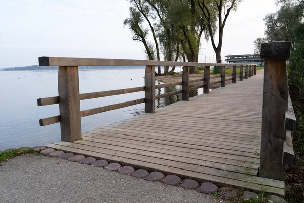 Puente Madera Para Peatones Lago Una Mañana Otoño — Foto de Stock