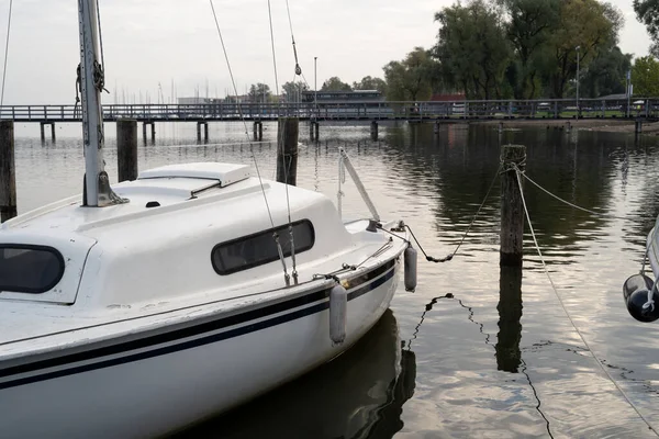 Sailboat Tied Wooden Post Lake Autumn Morning — ストック写真