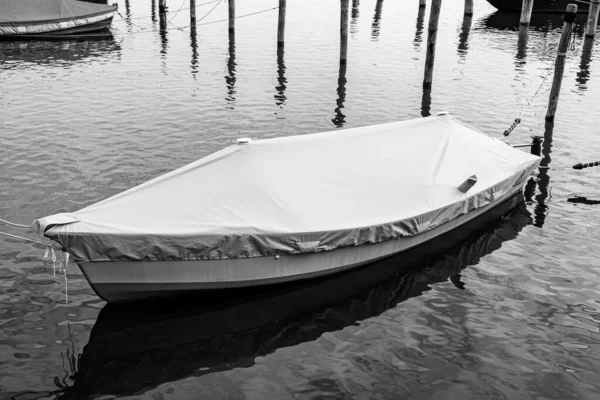 Bateau Couvert Amarré Dans Eau Noir Blanc — Photo