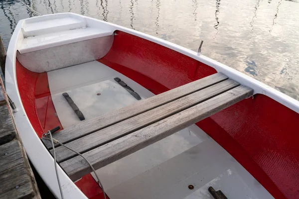 午前中に湖の木製の桟橋に接続された赤と白の行のボート — ストック写真