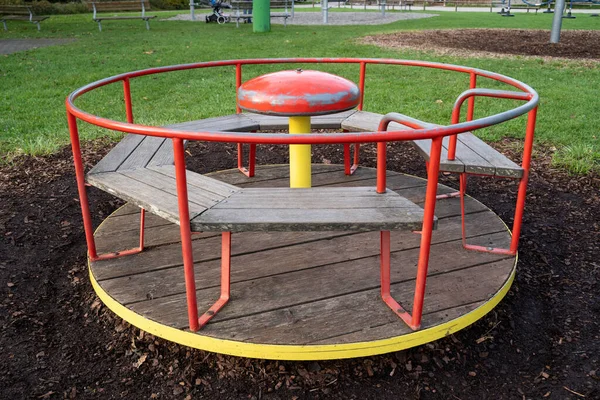 Rotes Und Gelbes Kinderkarussell Auf Dem Spielplatz — Stockfoto