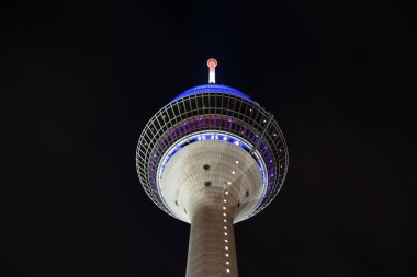 Gece gökyüzünde Dsseldorf 'un aydınlanmış televizyon kulesi 