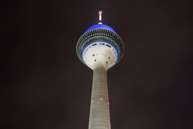 Dsseldorf 'ta gece aydınlanan televizyon kulesi