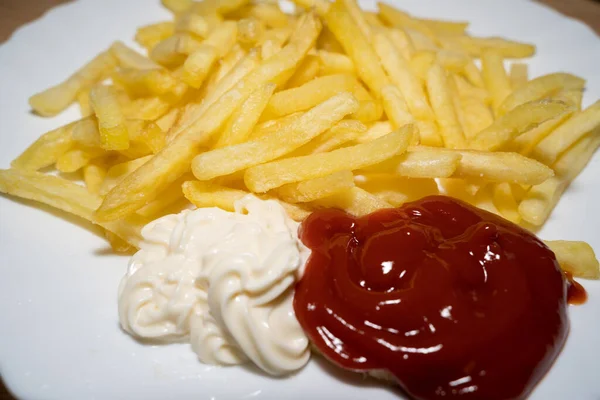 Stekta Pommes Frites Med Ketchup Och Majonnäs Vit Tallrik — Stockfoto