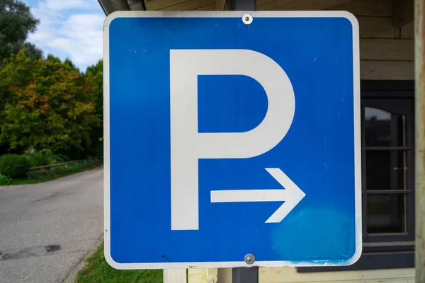 Blue Square Sign Letter Right Arrow Parking Lot Cars — Stock Photo, Image