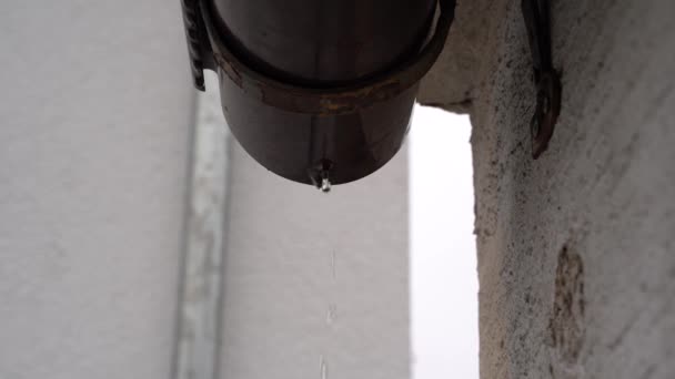 Rainwater Flows Out Old Brown Gutter Garage — Stock Video