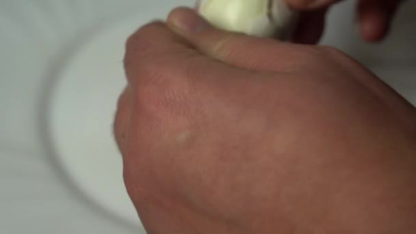 Мужчина Чистит Вареное Яйцо Над Белой Тарелкой — стоковое видео