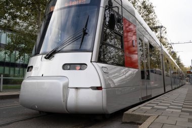 Rheinbahn AG şirketinin tramvayı Alacakaranlık Kuşağı 'nda duruyor. 