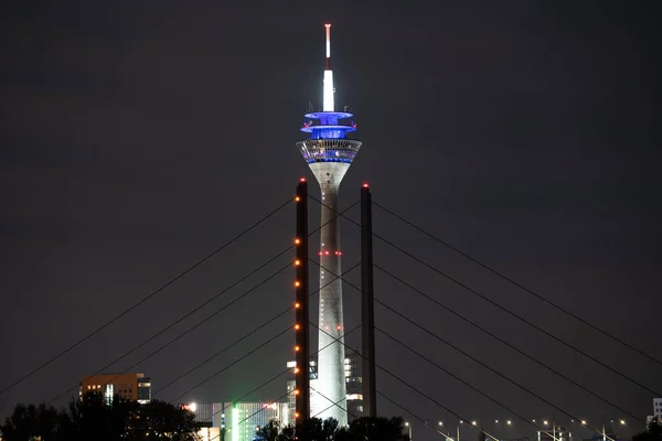 傍晚时分 在莱茵桥 也被称为Oberkasseler桥 后面的杜塞尔多夫明亮的电视塔 — 图库照片